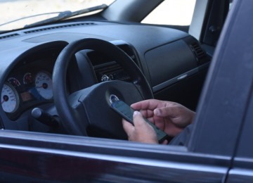Uso de celular ao volante, além de proibido por lei, representa risco no trânsito
       -  (crédito: Gladyston Rodrigues/EM/D.A.Press)