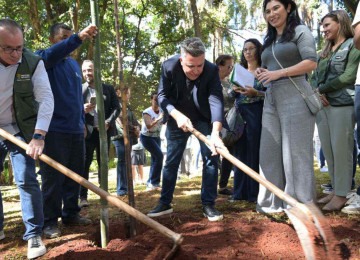 Prefeito Álvaro Damião participou da abertura da Semana do Meio Ambiente no Parque Municipal -  (crédito: Leandro Couri/EM/DA Press)
