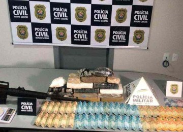 Armas, drogas e dinheiro apreendidos com um grande traficante em Patos de Minas: comércio de entorpecentes é impulsionado pelo avanço de organização criminosa de alcance nacional na região, diz especialista
 -  (crédito: PCMG/PMMG/Divulgação)