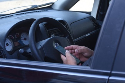 Uso de celular ao volante, além de proibido por lei, representa risco no trânsito
       -  (crédito: Gladyston Rodrigues/EM/D.A.Press)