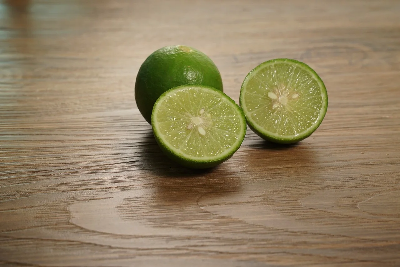 O limão pode surpreender as pessoas pela grande variedade de utilizações e pelos beneficios que ele proporciona para a saúde e o bem-estar. Conheça mais dessa fruta especial.  -  (crédito: Imagem de Spencer Wing por Pixabay

)