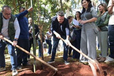 Prefeito Álvaro Damião participou da abertura da Semana do Meio Ambiente no Parque Municipal -  (crédito: Leandro Couri/EM/DA Press)