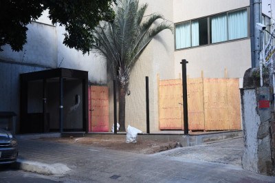Roubo de portão em prédio em obras, na Rua Professor Arduino Bolivar, no bairro Santo Antônio -  (crédito: Gladyston Rodrigues/EM/D.A. Press)
