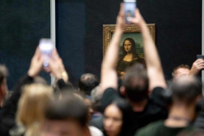 Turistas disputam espaço para tirar foto da Mona Lisa -  (crédito: AFP)