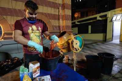 Renato Souza, da equipe do Santuário Arquidiocesano São José, tinge serragem que será usada na confecção de tapetes devocionais que cobrirão a escadaria do templo -  (crédito: Marcos Vieira/EM/D.A Press)