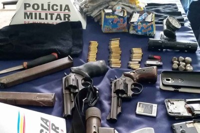 Armamento apreendido pela Polícia Militar com quadrilha no Centro-Oeste de Minas: avanço do crime organizado é um dos desafios na região 
 -  (crédito: Polícia Militar de Minas Gerais/Divulgação)