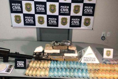 Armas, drogas e dinheiro apreendidos com um grande traficante em Patos de Minas: comércio de entorpecentes é impulsionado pelo avanço de organização criminosa de alcance nacional na região, diz especialista
 -  (crédito: PCMG/PMMG/Divulgação)