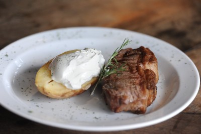 Bife de chourizo com batata ao creme roquefort da Parrilla Savassi 158 -  (crédito: Alexandre Guzanshe/EM/D.A Press)