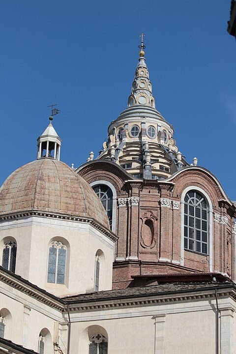 Um projeto para alargamento da catedral a fim de criar um lugar para o Santo Sudário foi lançado em 1649. Em 1667, o arquiteto Camilo-Guarino Guarini (1624-1683), especialista no Barroco italiano e que também era monge, foi chamado para concluir o projeto.  A capela do Santo Sudário foi adicionada à estrutura em 1668.  