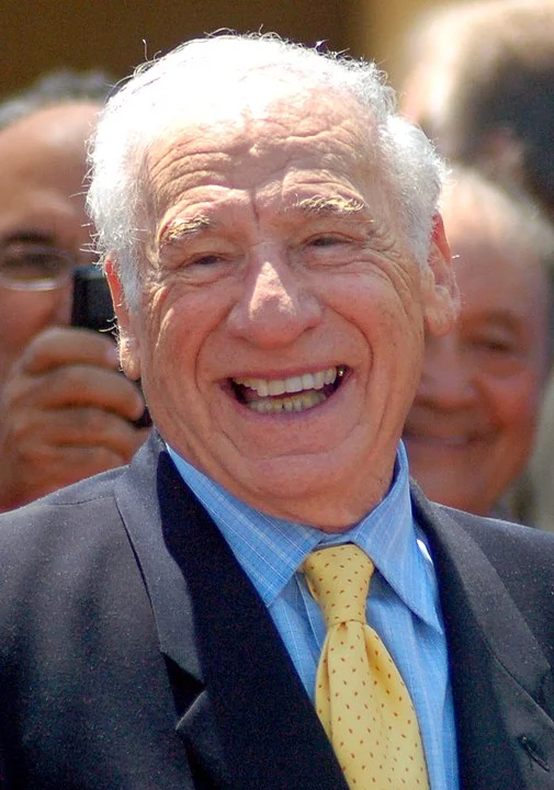 Mel Brooks - Nasceu em 28/6/1926 em Nova York (EUA). Ator, cineasta e músico. Um dos poucos artistas a receber os 4 maiores prêmios: Oscar (cinema), Grammy (música), Emmy (TV) e Tony (teatro). -Angela George wikimedia commons 