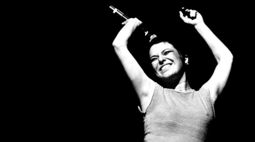 Entre as canções mais famosas de Ivan Lins estão “Madalena”, parceria com Ronaldo Monteiro de Souza eternizada por Elis Regina (foto), “Começar de Novo”, criada com Vitor Martins e sucesso na voz de Simone, e “Novo Tempo”, também feita com Martins e que traz mensagens de esperança e renovação. Ele emplacou várias músicas em trilhas de novelas.
