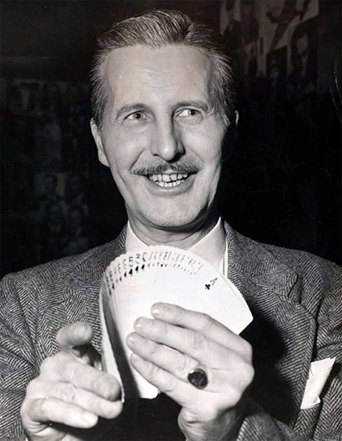 DAI VERNON - Único mágico cujo truque Houdini não conseguiu desvendar. O húngaro disse que conseguiria descobrir a magia olhando 3 vezes para a apresentação. Mas, com o truque da carta no baralho de Dai, ele não conseguiu perceber nada. 