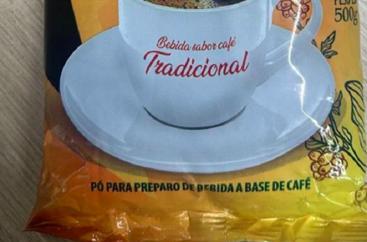 Apesar de não ser café puro, suas embalagens imitam marcas famosas, com a descrição "pó para preparo de bebida sabor café" em letras pequenas, o que pode confundir consumidores.