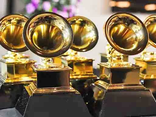 Ivan Lins ganhou diversos prêmios internacionais, incluindo Grammys Latinos, celebrando sua contribuição como compositor e intérprete de excelência. Ele concorreu dez vezes ao Grammy e saiu vencedor em quatro delas. 

