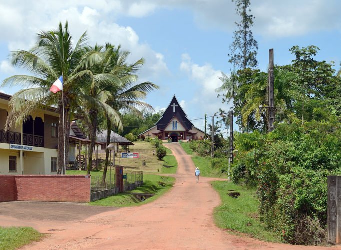 Isso significa que praticamente um terço dos residentes desse território vizinho são de origem brasileira. Afinal, o país como um todo tem cerca de 300 mil habitantes (uma população diversa, composta por várias etnias e culturas, incluindo indígenas, crioulos, e imigrantes) 