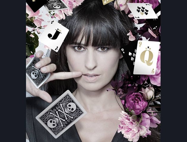 INÉS, A MAGA - Especialista em fazer truques perto das pessoas, desafiando a descobrirem o segredo. sa cartas, moedas, anéis e vários objetos pequenos que possam ser vistos de perto pelo público