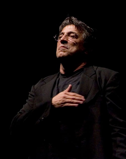 Nascido em 16 de junho de 1945, no Rio de Janeiro, Ivan Lins cresceu em um ambiente familiar que valorizava a educação e a cultura, o que influenciou seu desenvolvimento artístico. No fim dos anos 1960, ele formou-se em engenharia química na Universidade Federal do Rio de Janeiro (UFRJ), mas seu destino foi mesmo a música.