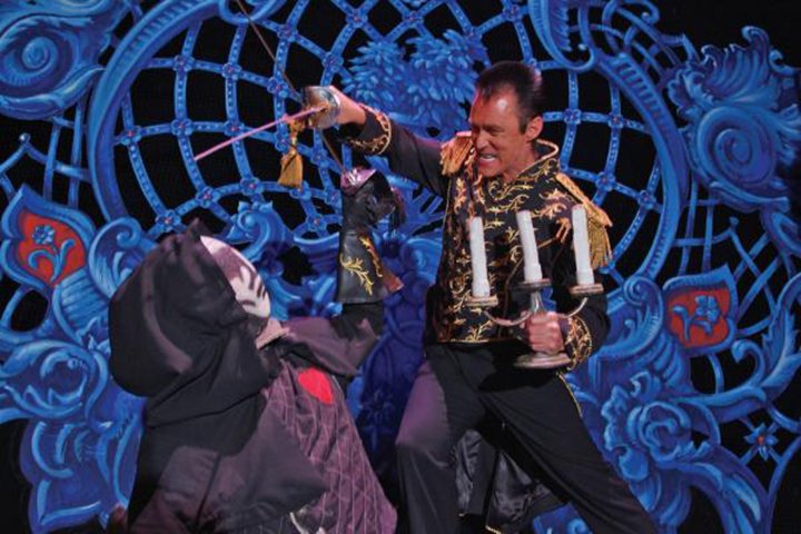 LANCE BURTON - Americano, nascido em 10/3/1960, é um mágico de sucesso em Las Vegas.  Dedicado ao ilusionismo desde criança. 