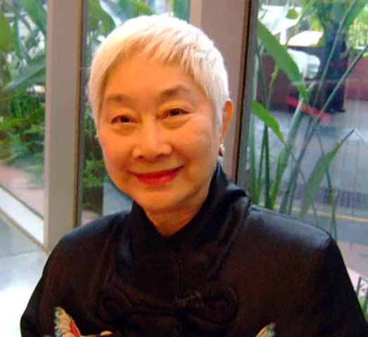Lisa Lu - Nasceu em 19/1//1927 em Pequim (China). Cantora de ópera, foi para os EUA e seus principais papéis foram nos filmes é mais conhecida por seus papéis nos filmes O Último Imperador, The Joy Luck Club e Podres de Ricos. -Fedefede99 wikimedia commons 