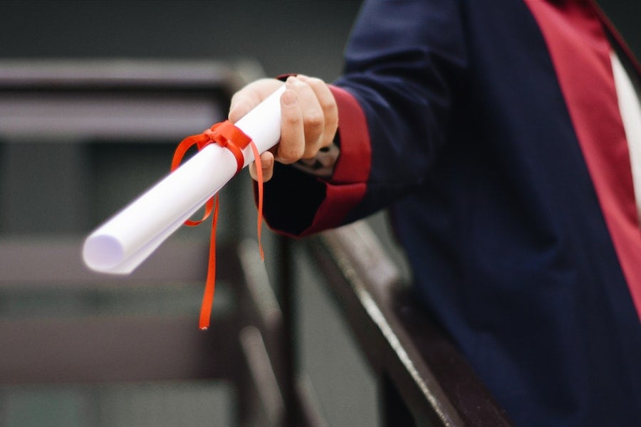 Não há um curso específico para tornar-se shipbroker. No entanto, é bem comum que engenheiros, sobretudo navais e do petróleo, atuem na área. Afinal, o conhecimento básico é entender sobre os diferentes tipos de navios, compreendendo ainda a complexa engenharia que envolve um navio. 