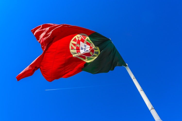 Em termos absolutos (não proporcionalmente), o país com maior número absoluto de brasileiros é os Estados Unidos com 1,9 milhão, seguido de Portugal, com 360 mil. A Guiana Francesa aparece em 10º no ranking, atrás do Canadá, que conta com 133,2 mil brasileiros.