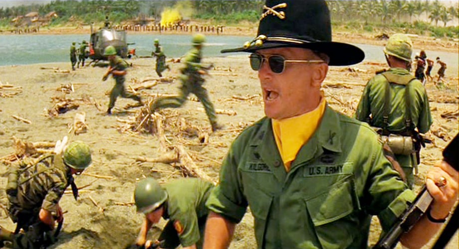 Ator, produtor e cineasta, Duvall ganhou Oscar por "Força do Carinho" (1983), mas é mais lembrado como o  tenente-coronel Bill Kilgore em "Apocalypse Now" (1979 - foto), que lhe valeu outras premiações, e o advogado Tom Hagen na saga "O Poderoso Chefão"-divulgação