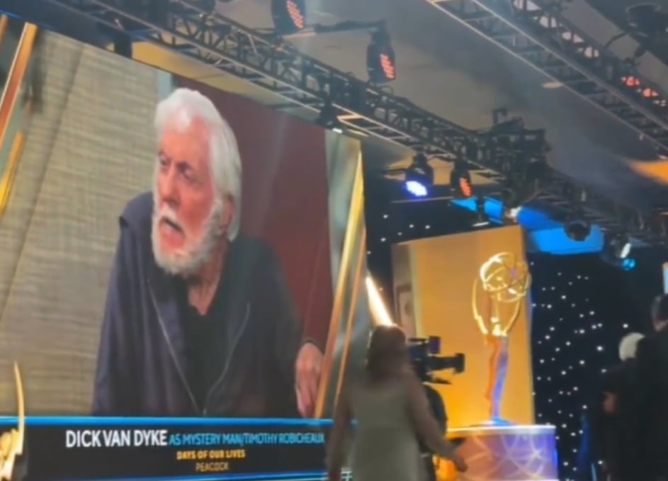 Foi por sua participação especial na novela "Days of Our Lives", que está há mais de 50 anos no ar nos Estados Unidos. A imagem de Dick foi exibida no telão. -Reprodução de vídeo redes sociais redes 