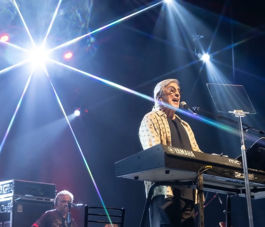 Ivan Lins ganhou destaque com músicas que abordam o amor, temas sociais e sentimentos universais, conquistando diferentes gerações. Ele também é um excelente pianista. Ele toca o instrumento desde os 18 anos de idade. 


