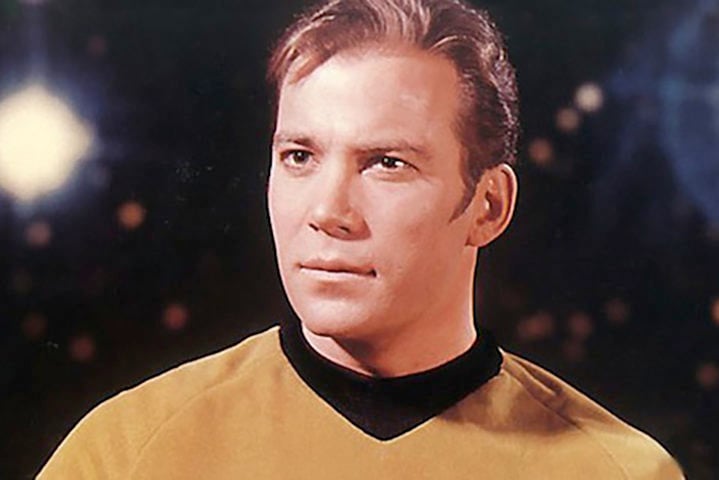 Shatner também é músico. Seu maior papel é o capitão James T. Kirk, da nave Enterprise na saga Star Trek. Em 2021, ele fez viagem curta ao espaço na nave da Blue Origin. -divulgação