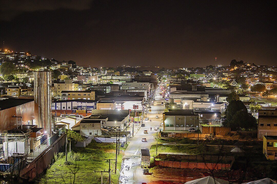 Simões Filho (Bahia) – Esta cidade na Região Metropolitana de Salvador apresenta taxa de 81,2 homicídios por 100 mil habitantes e população estimada em 135 mil. A expansão urbana desordenada favorece o avanço da violência. O município enfrenta frequentes conflitos armados entre facções.
