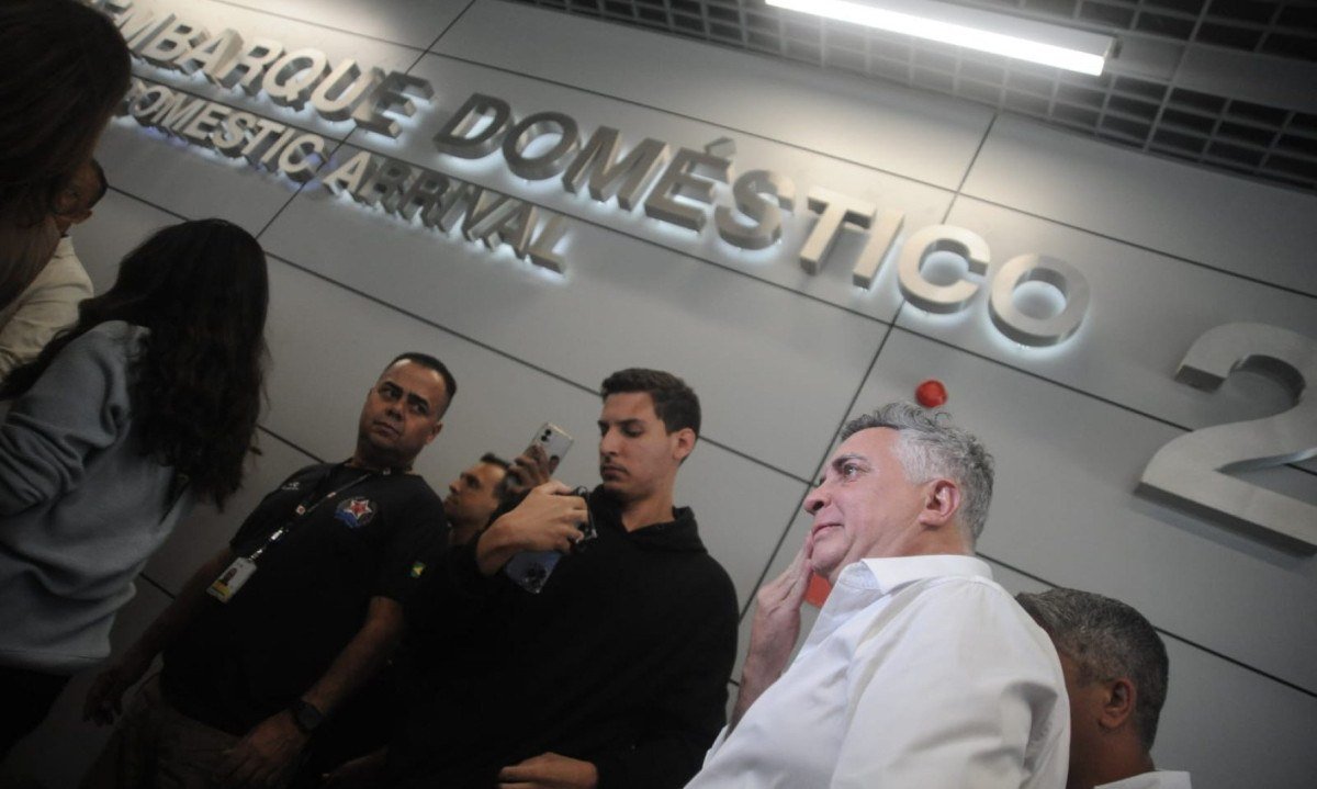 O prefeito &Aacute;lvaro Dami&atilde;o chega ao aeroporto de Confins ap&oacute;s viagem tensa a Israel -  (crédito: Alexandre Guzanshe/EM/D.A Press)