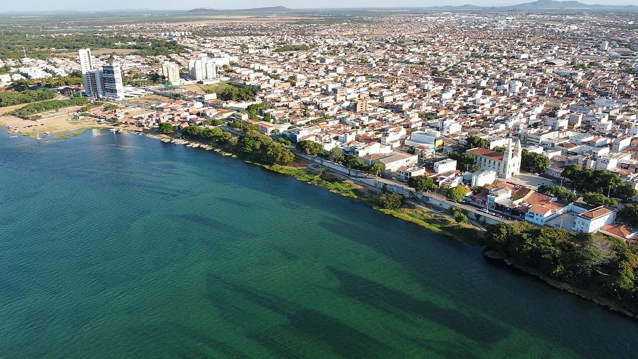 Juazeiro (Bahia) – Com 224 mil habitantes e taxa de 72,3, Juazeiro vive uma escalada de violência nos últimos anos. Situada às margens do São Francisco, tem alto índice de pobreza urbana. Facções locais se enfrentam por rotas e influência.