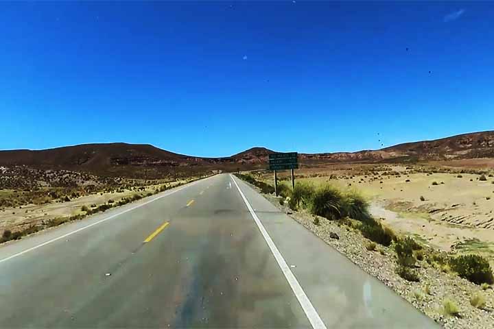 Um dos trechos mais impressionantes é a passagem pelo Altiplano Boliviano, onde os passageiros enfrentam altitudes superiores a 4.000 metros, podendo sentir os efeitos do soroche (conhecido como "mal de altitude"). 
