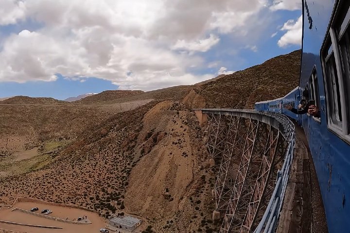 O "Trem para as Nuvens" ("Tren a las Nubes") atinge 4.220 metros de altitude. É uma das ferrovias turísticas mais altas do mundo.