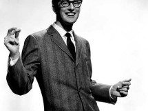 Um gigante pouco lembrado:  Morto aos 22 anos, roqueiro inspirou os Beatles e os Rolling Stones - Charles Hardin Holley, Buddy holly ( guitarrista, cantor e compositor) - Domínio Público/Wikimédia Commons