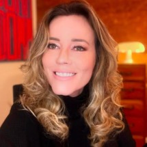 De volta ao ar: jornalista trabalha um dia após ser atingida por peça de metal na cabeça - Reprodução/@natuzanery