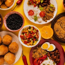 Pratos típicos preservam tradições locais e tornam a gastronomia parte essencial do turismo nacional. -  (crédito: Freepik)