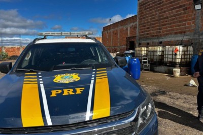 Todo o material estava distribuído em recipientes e tambores de diferentes capacidades -  (crédito: PRF/Divulgação)