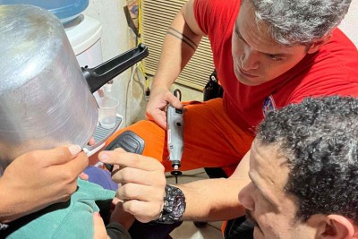 Com panela de pressão presa na cabeça, menino é socorrido por bombeiros -  (crédito: CBMG/DivulgaÃ§Ã£o)