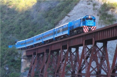 Imagina existir um trem que viaja tão alto que fica até acima das nuvens. Pois esse cenário existe e fica na Argentina. -  (crédito: Casa Rosada/Divulgação 
)