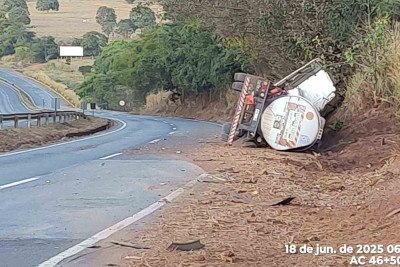 Com o tombamento, a BR-153 fica interditada na altura do quilômetro 46 -  (crédito: Divulgação/Triunfo Concebra)