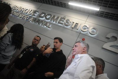 O prefeito Álvaro Damião chega ao aeroporto de Confins após viagem tensa a Israel -  (crédito: Alexandre Guzanshe/EM/D.A Press)