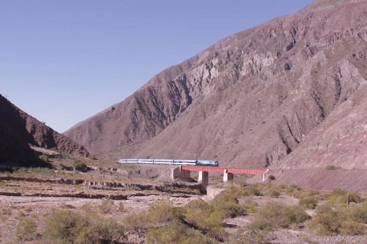 A viagem é impressionante e passa por paisagens deslumbrantes da Cordilheira dos Andes.