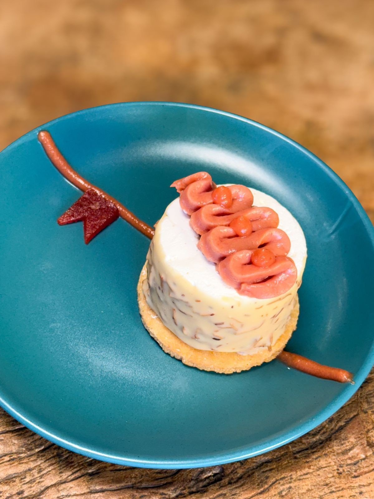 Entremet Anarriê, sobremesa elaborada com goiaba, fubá e mandioca