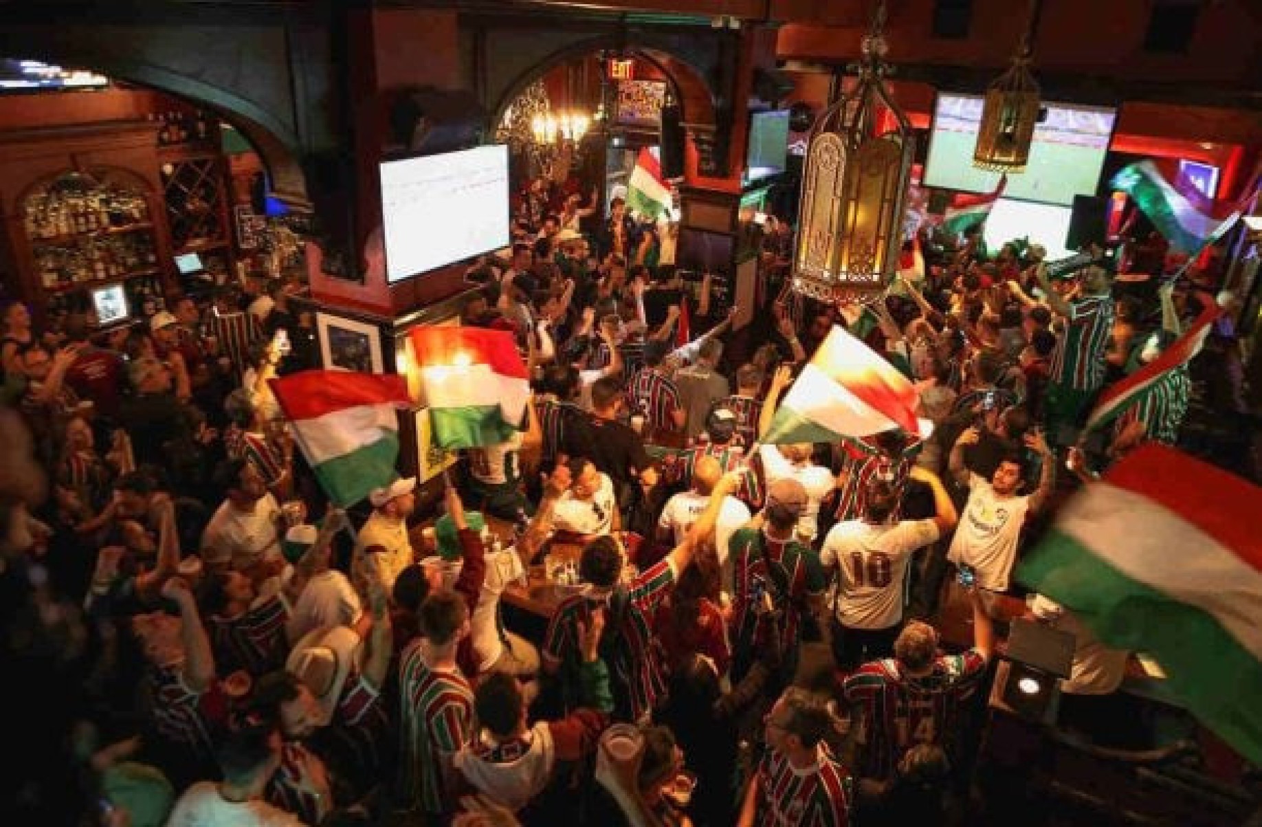 Torcedores celebram inauguração do Fluminense House em Nova York