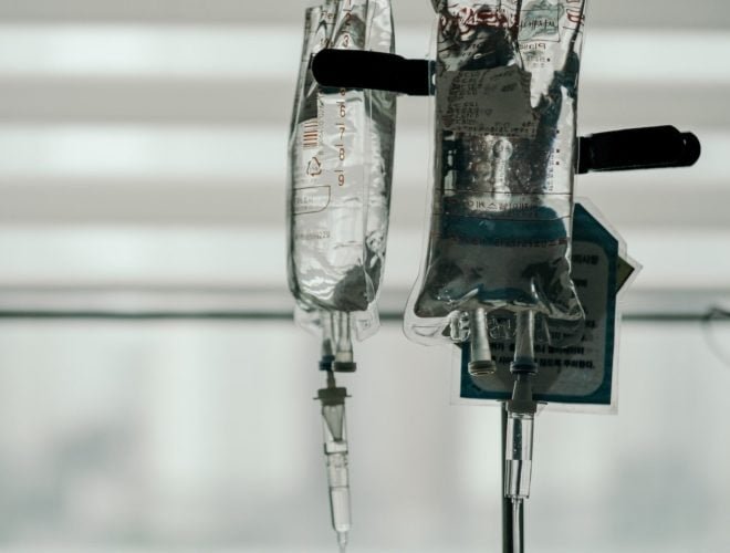 Após acordar paralisada do pescoço para baixo, ela passou dois meses em cuidados intensivos e se recuperou quase totalmente, embora tenha ficado com leves sequelas nas mãos e pés.
