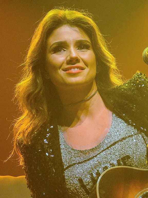 Ela começou a carreira musical na adolescência, participando de festivais e programas de televisão. Após chamar a atenção do público, em 2005 a cantora lançou seu primeiro álbum de estúdio, intitulado "Canções do Vento Sul".
