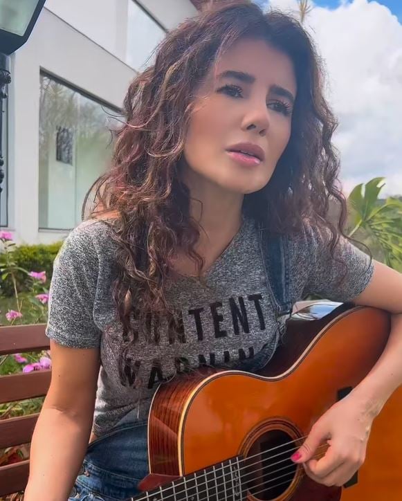 Também em 2023, depois de anunciar a separação do marido, Paula fez um post cantando "Meus Encantos", cuja letra fala em rompimento de relação. Seu semblante de tristeza comoveu os fãs. “Saiba que estamos aqui com você sempre, em qualquer situação, boa ou não”, disse uma internauta. 