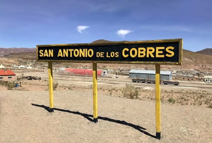 O embarque no trem acontece a 3.775 metros de altitude, em San Antonio de los Cobres.