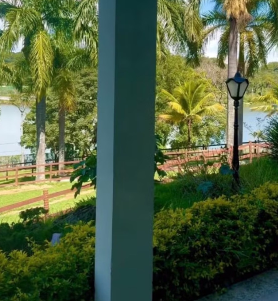 A fazenda tem uma lagoa que pode ser vista de alguns ambientes da mansão. Um lugar para contemplação. Paula diz que se sente "energizada" em meio à natureza.